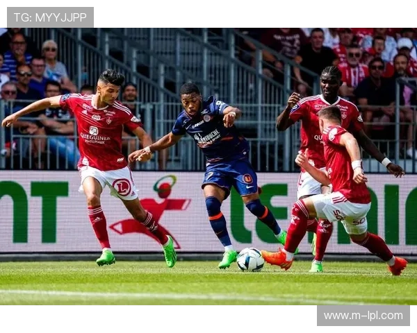 德尔卡斯蒂略上半场染红，布雷斯特十人应战里昂