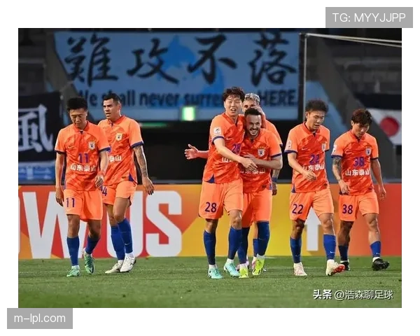 山东泰山球迷远征军抵达上海，为客场比赛助威